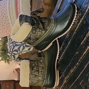 Maurices olive green cammo winter boots sz 9.5